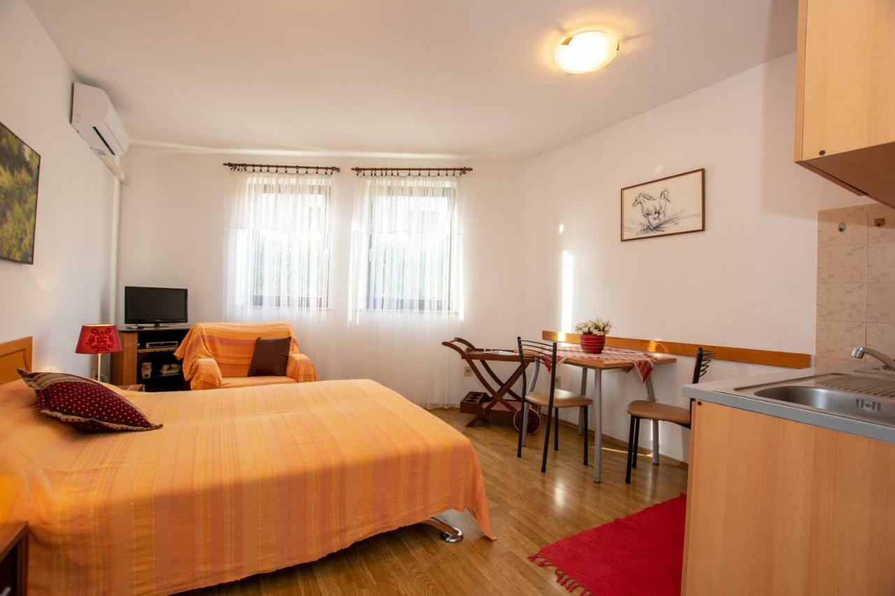 Apartments Mirjana Пула Екстер'єр фото